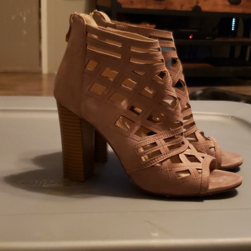 Heels - Picture 2 of 3